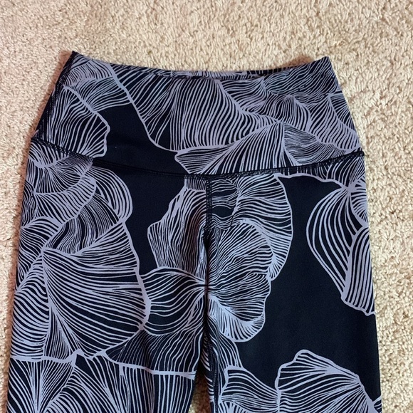 Women’s The North Face Gray Patterned Capri Leggings Medium - Picture 2 of 9